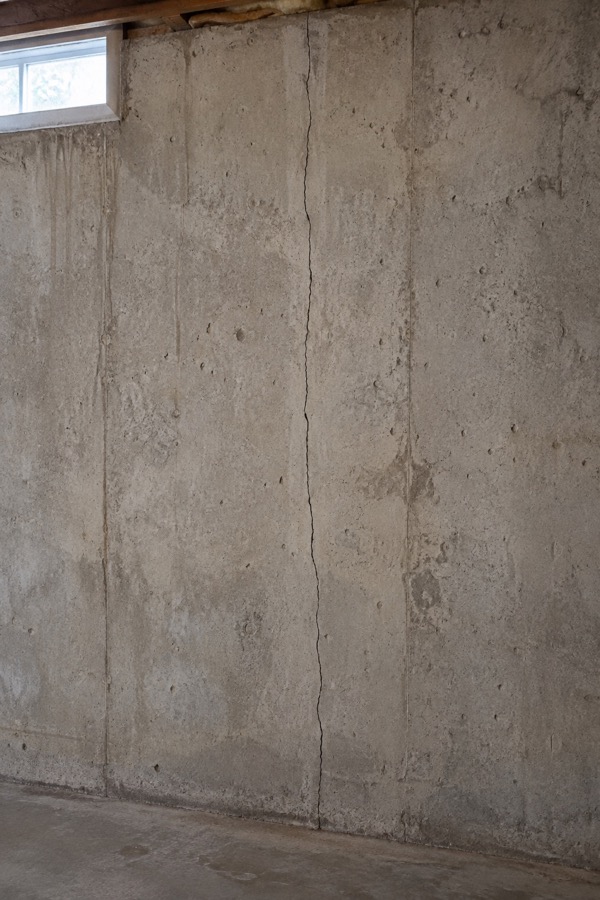 Vertical shrinkage crack in a poured concrete basement foundation wall