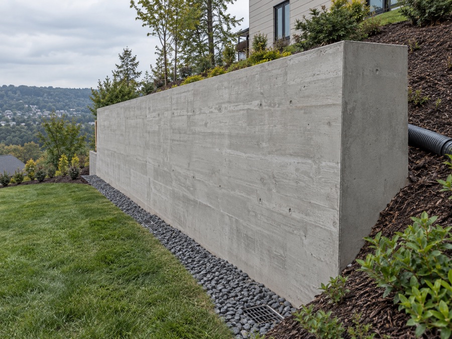 Concrete gravity retaining wall