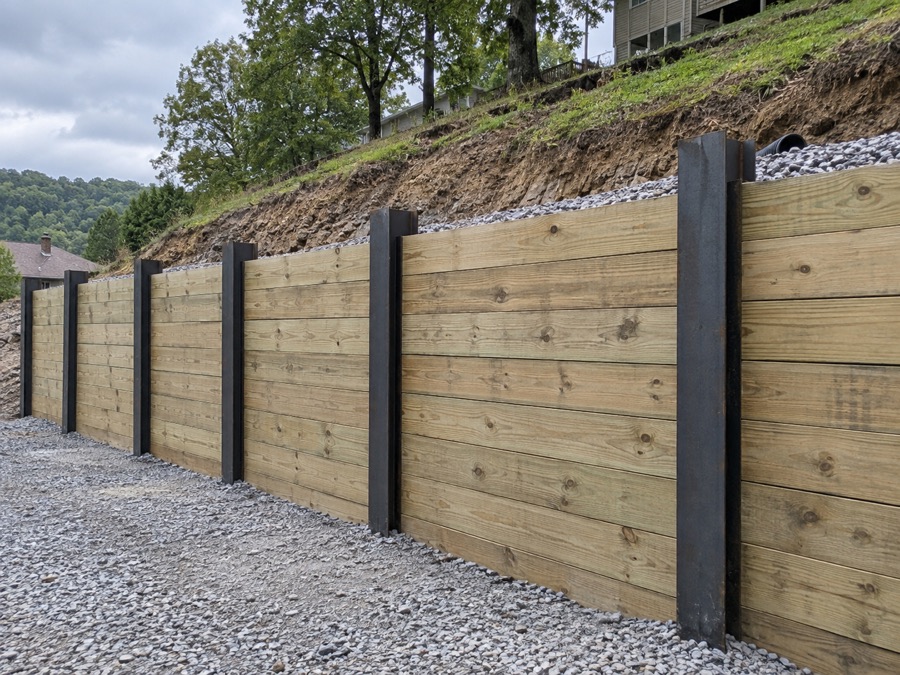 Pile and lagging retaining wall